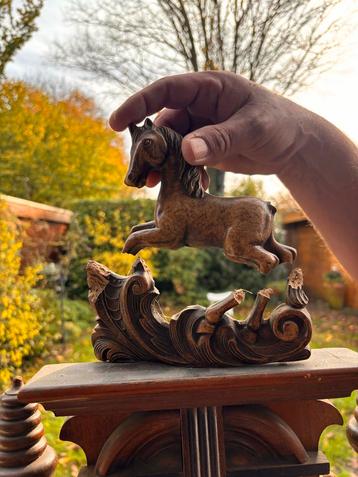 Antieke Houten Wandklok met Paarden Ornament beschikbaar voor biedingen
