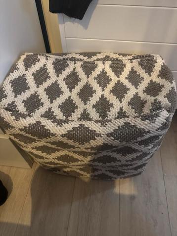 Grijze poef met geometrisch patroon beschikbaar voor biedingen