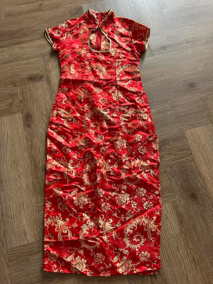 Mooie Chinese jurk - Maat 38, Kleding | Dames, Jurken, Zo goed als nieuw, Maat 38/40 (M), Rood, Knielengte, Ophalen of Verzenden