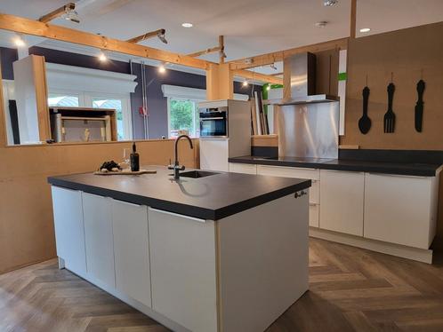 Mooie keuken met spoeleiland grote inductiekookplaat, Huis en Inrichting, Keuken | Complete keukens, Gebruikt, Overige typen, Wit