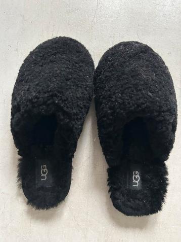 UGG pantoffels zwart maat 38 beschikbaar voor biedingen