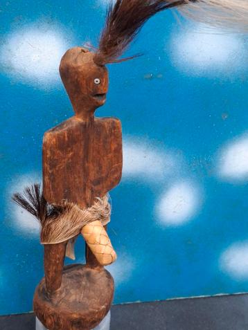NAMJI Doll. Kameroen. Houtsnijwerk.  22 cm.  beschikbaar voor biedingen