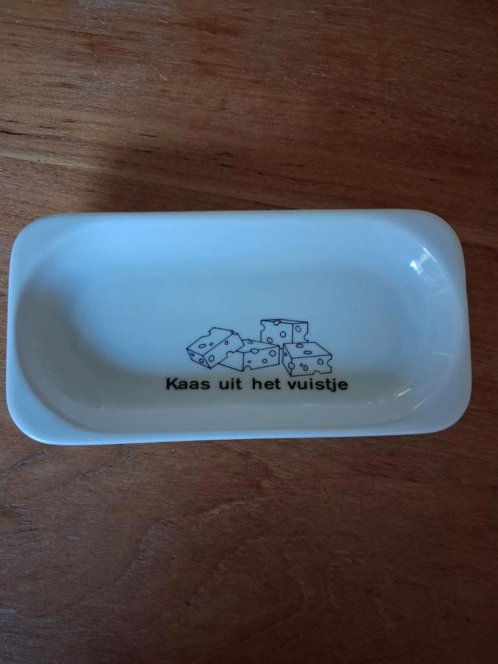 Kaasplankje 'Kaas uit het vuistje', Huis en Inrichting, Woonaccessoires | Schalen en Manden, Gebruikt, Schaal, Rechthoekig, Porselein of Keramiek