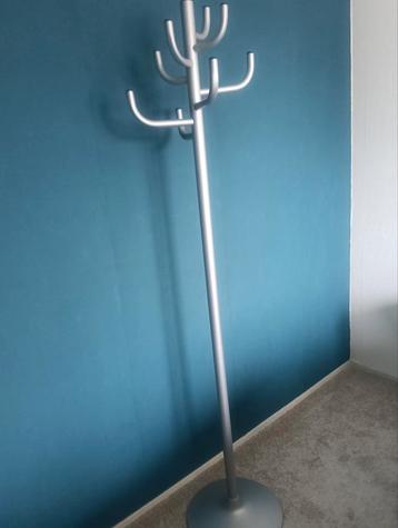 Staande aluminium kapstok  beschikbaar voor biedingen