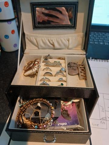 doosje vol sieraden beschikbaar voor biedingen