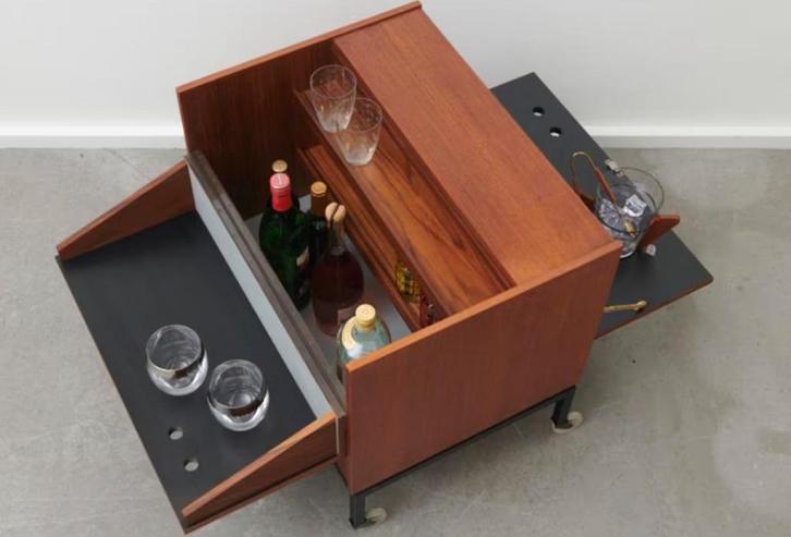 Teakhouten en zwarte drankenkast op wielen uit 1960, Antiek en Kunst, Antiek | Meubels | Kasten, Ophalen of Verzenden