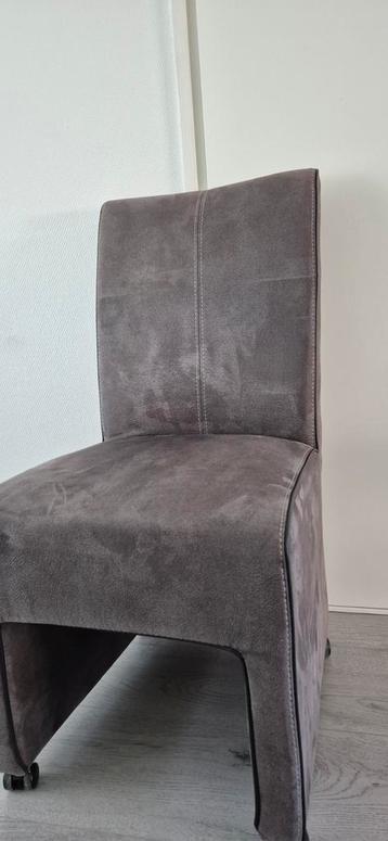 Eettafel met stoelen  