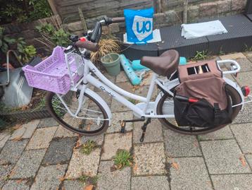 Meiden fiets beschikbaar voor biedingen