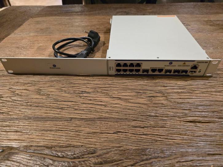 Omni switch; merk Alcatel-lucent; model OS6250-8M; 8 RJ-45 1, Computers en Software, Netwerk switches, Zo goed als nieuw, Ophalen of Verzenden