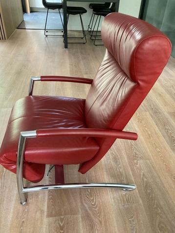 Rode leren elektrische relaxfauteuil in topstaat beschikbaar voor biedingen