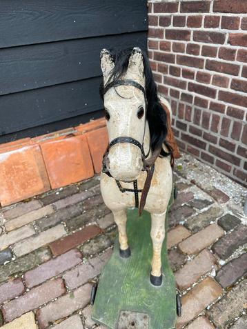 Antiek Houten Paard op Wielen beschikbaar voor biedingen
