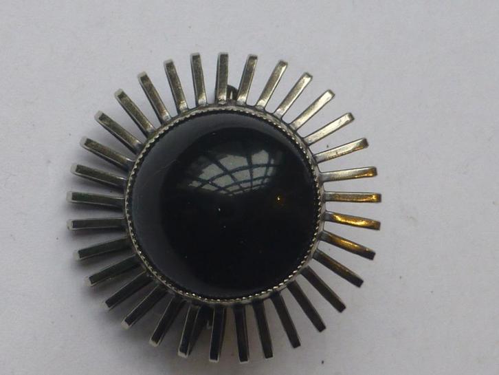 Modernist Broche zwarte Steen Zilverkleurig Spijltjesmontuur, Sieraden, Tassen en Uiterlijk, Antieke sieraden, Broche, Overige materialen