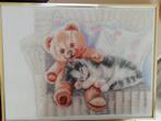 Schilderij geborduurd beer met poes, Minder dan 50 cm, Ophalen of Verzenden, Zo goed als nieuw, Schilderij