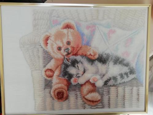 Schilderij geborduurd beer met poes, Huis en Inrichting, Woonaccessoires | Schilderijen, Tekeningen en Foto's, Zo goed als nieuw