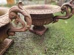 2 gietijzeren oorvazen met roestsluier (brocante), Tuin en Terras, Ophalen of Verzenden, Gebruikt