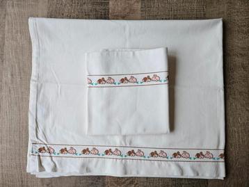 Vintage ledikant laken geborduurde rand konijntjes  beschikbaar voor biedingen