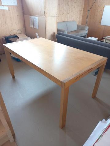 Houten IKEA eettafel met uitschuifblad beschikbaar voor biedingen