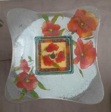 Weelderige schaal van figuurglas beschilderd met poppy's beschikbaar voor biedingen