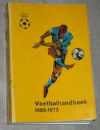 Handboek knvb 1968 oud dik boek vol met wetenswaardigheden, Boeken, Ophalen, Zo goed als nieuw, Balsport