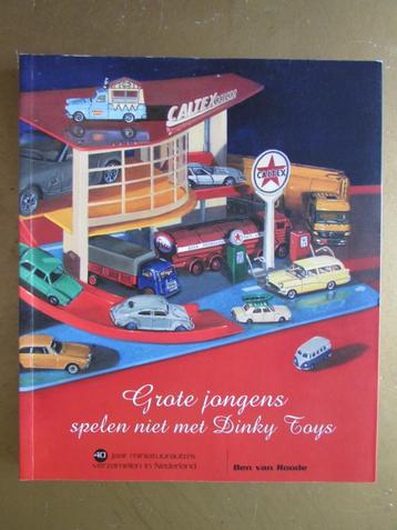 2005 boek:Grote Jongens spelen niet met Dinky Toys,B.v.Roode beschikbaar voor biedingen