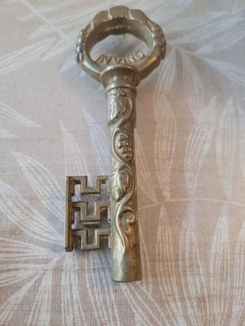 Vintage Sleutel Flesopener Veritas beschikbaar voor biedingen