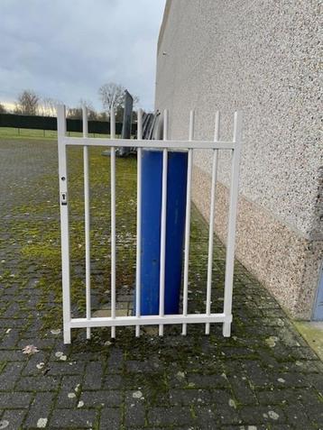 spijlen poort, wit of groen gecoat. beschikbaar voor biedingen