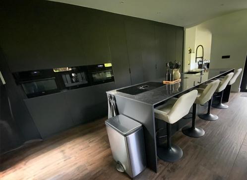 Zwarte keuken met groot eiland, Huis en Inrichting, Keuken | Complete keukens, Gebruikt, Overige typen, Zwart, Graniet of Steen