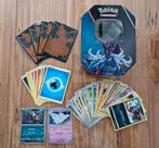 Pokemon bewaarblik groot met 30 Pokemon kaarten en meer, Ophalen of Verzenden, Zo goed als nieuw, Meerdere kaarten, Foil