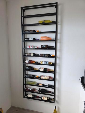 Stijlvol metalen wijnrek voor aan de muur beschikbaar voor biedingen