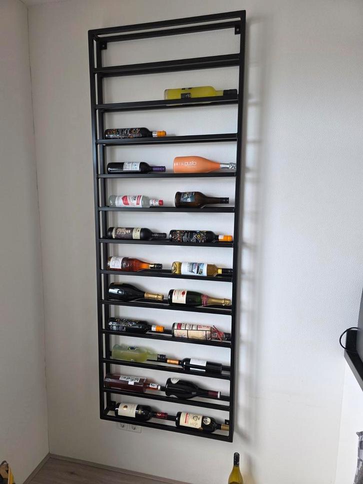 Stijlvol metalen wijnrek voor aan de muur, Huis en Inrichting, Woonaccessoires | Wijnrekken, Zo goed als nieuw, 75 cm of meer