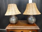 2 tafel lampen met rieten kap en "stalen" voet/bol, Huis en Inrichting, Lampen | Tafellampen, Ophalen, Zo goed als nieuw, Minder dan 50 cm