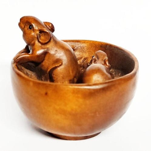 Boxwood Netsuke van twee muizen in een kom Japan, Antiek en Kunst, Kunst | Niet-Westerse kunst, Ophalen of Verzenden