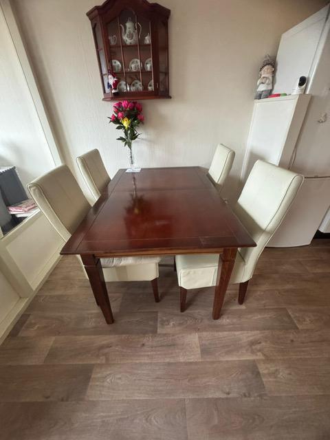Eettafel en lederen stoelen, Huis en Inrichting, Complete eetkamers, Zo goed als nieuw, 4 tot 6 stoelen, Ophalen