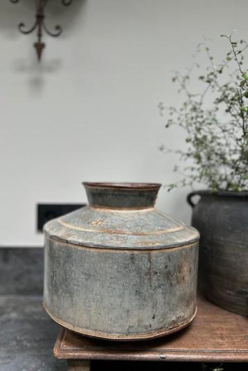 Zinken waterkruik India oosters sober sleets imperfect beschikbaar voor biedingen