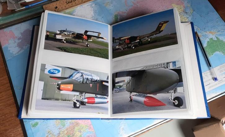 105 Rockwell OV-10 Bronco foto's (orig.)  in 'n rode album, Verzamelen, Luchtvaart en Vliegtuigspotten, Nieuw, Kaart, Foto of Prent