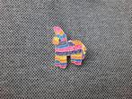 1 kleurijke pin van een Piniata te koop, Ophalen of Verzenden, Nieuw, Overige onderwerpen, Speldje of Pin