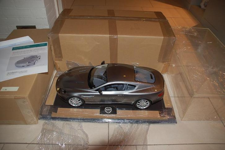 1:8 ASTON MARTIN DB9 tungsten silver Amalgam collection WRH, Hobby en Vrije tijd, Modelauto's | 1:5 tot 1:12, Zo goed als nieuw