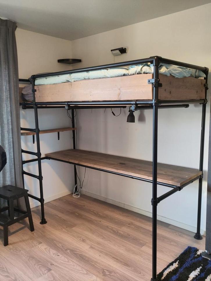 Hoogslaper steigerbuis frame 90 x 200 + bureau greywash, Huis en Inrichting, Slaapkamer | Stapelbedden en Hoogslapers, Gebruikt