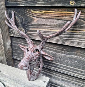 Aparte abstracte gietijzeren hertenkop voor tegen wand. beschikbaar voor biedingen