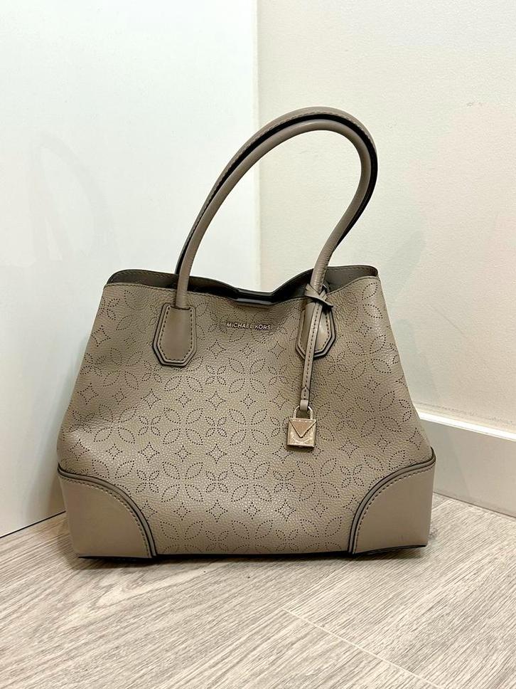 Micheal Kors grijs leer handtas, Sieraden, Tassen en Uiterlijk, Tassen | Damestassen, Zo goed als nieuw, Handtas, Grijs, Ophalen of Verzenden