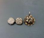 bodemvondst zilver zeeuwse keelknopen en kledinghaak, Ophalen of Verzenden, Zilver