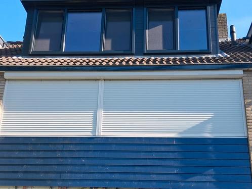 1 witte electrische rolluik te koop, Doe-het-zelf en Verbouw, Rolluiken, Gebruikt, Wit, Elektrische bediening, Ophalen