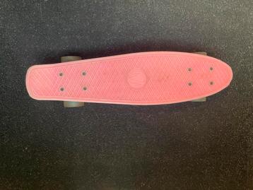 Te koop een roze pennyboard met led lampjes in de wielen beschikbaar voor biedingen