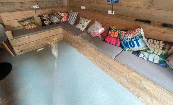 Steigerhouten Loungebank met Kussens, Huis en Inrichting, Banken | Complete zithoeken, Zo goed als nieuw, Hout, Stof, Ophalen