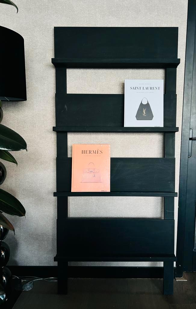 Zwarte houten boekenwandkast met lichte gebruikerssporen, Huis en Inrichting, Kasten | Boekenkasten, Gebruikt, 50 tot 100 cm, 150 tot 200 cm