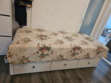 Ikea bed met lades en 2 matrassen