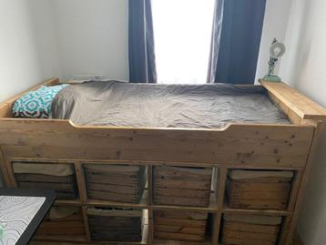 Stevig houten eenpersoonsbed met opbergruimte, zonder matras beschikbaar voor biedingen