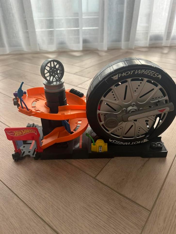 Hot wheels city superspin bandenshop, Kinderen en Baby's, Speelgoed | Speelgoedvoertuigen, Zo goed als nieuw, Ophalen of Verzenden