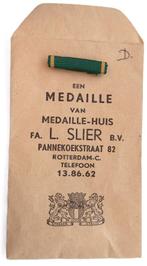 Een nog nieuwe Baton in het zakje van Fa.Slier  1960, Verzenden, Overige soorten, Nederland, Lintje, Medaille of Wings