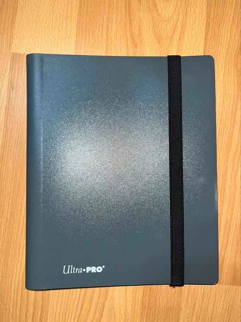 POKEMON ULTRA PRO 4 POCKET BINDER MAP, Hobby en Vrije tijd, Verzamelkaartspellen | Pokémon, Zo goed als nieuw, Ophalen of Verzenden